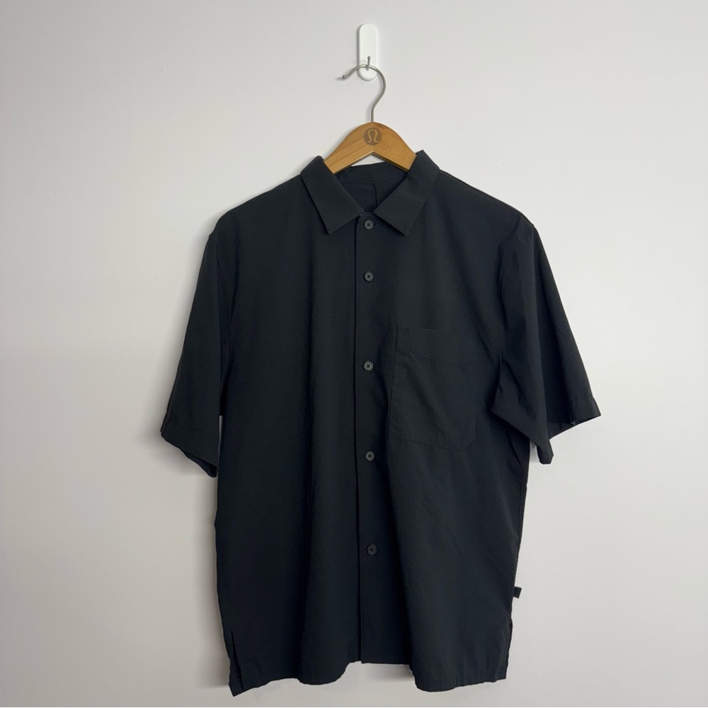 lululemon athletica Men's Black Short-Sleeve Button Down Shirt